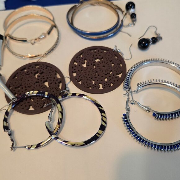 Lot of Fashion Earrings - Picture 2 of 6